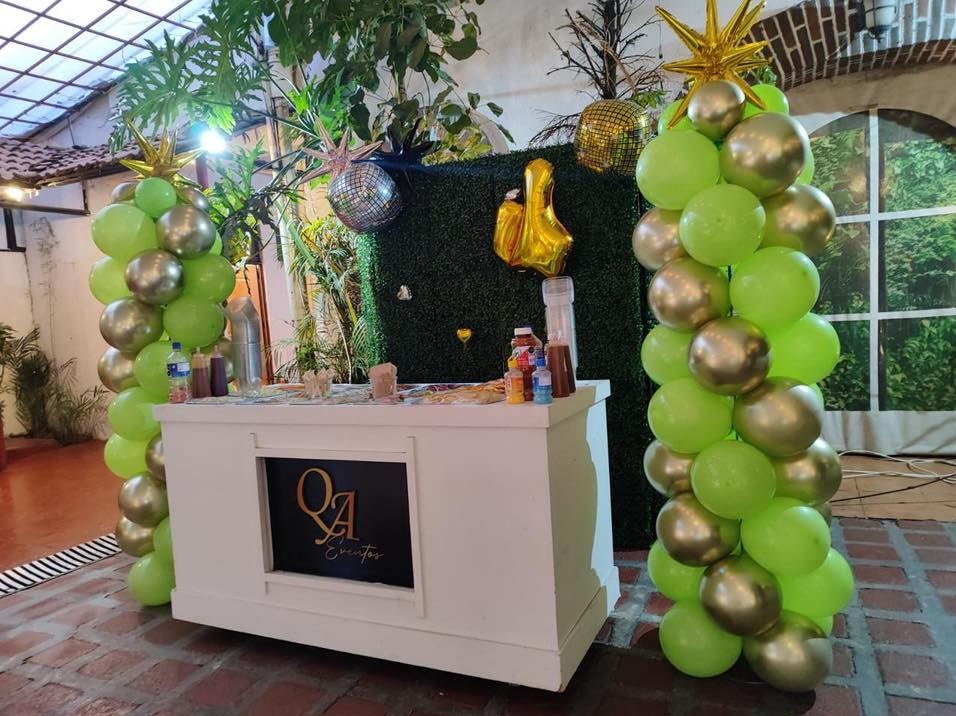Estación de bebidas con globos en Quinta Alcanfores